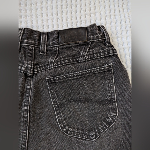 🎩 Vintage Lee High Waisted Black Distressed Jean Shorts with Raw Hem - Picture 2 of 7